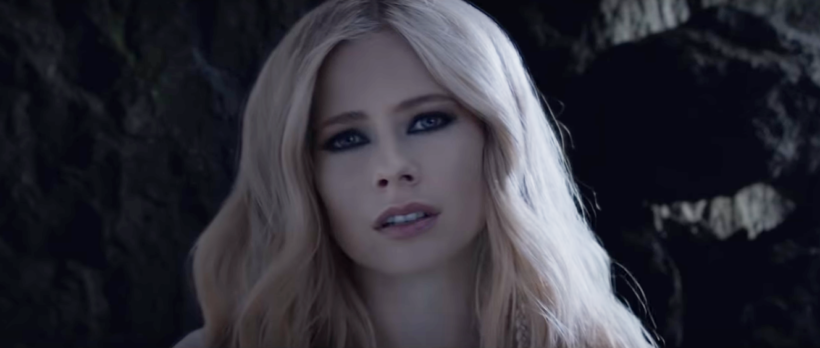 Avril Lavigne Lança Vídeo Clipe De Head Above Water E Já Alcança 1 Em Charts Confira Agora 